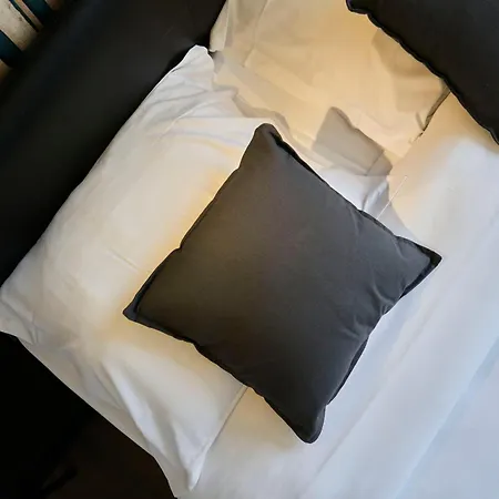 Ng Suitehome: With Netflix & Free Parking Apartment